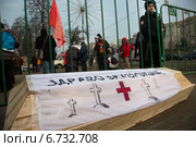 Деревянный ящик в виде гроба с надписью "здравозахоронение" перед началом шествия врачей против закрытия больниц и сокращения рабочих мест на Самотечной площади города Москвы, Россия, 30 ноября 2014. Редакционное фото, фотограф Николай Винокуров / Фотобанк Лори