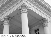 Колонна здания в стиле классицизма (2014 год). Редакционное фото, фотограф Валерий Акулич / Фотобанк Лори