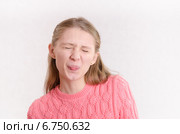 Молодая девушка зажмурилась и вытащила  язык. Стоковое фото, фотограф Иванов Алексей / Фотобанк Лори