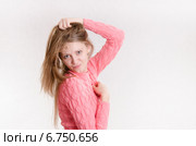 Веселая девушка подбирает новую прическу. Стоковое фото, фотограф Иванов Алексей / Фотобанк Лори