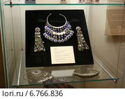 Афганская гривна, украшения на головной убор (19 век). Государственный музей искусства народов Востока, Москва (2014 год). Редакционное фото, фотограф Щеголева Ольга / Фотобанк Лори