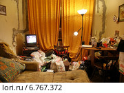 Захламлённая плохо освещённая комната (вариант с включённым телевизором) Стоковое фото, фотограф Павел Москаленко / Фотобанк Лори