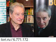 Актер Вениамин Смехов на фоне своего портрета на афише (2014 год). Редакционное фото, фотограф Сергей Соболев / Фотобанк Лори