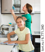 Mother with daughter cleaning at kitchen. Стоковое фото, фотограф Яков Филимонов / Фотобанк Лори