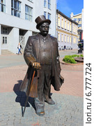Важный господин идет по улице Вайнера (2014 год). Редакционное фото, фотограф Анатолий Матвейчук / Фотобанк Лори