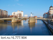 Набережная культурно-этнографического центра "Рыбная деревня", "Юбилейный мост". Калининград (2014 год). Редакционное фото, фотограф Сергей Куров / Фотобанк Лори