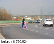 Люди переходят дорогу в не положенном месте на Курганской улице в Москве (2012 год). Редакционное фото, фотограф lana1501 / Фотобанк Лори
