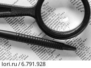 Лупа и карандаш на открытом указателе названий населенных пунктов России (2014 год). Стоковое фото, фотограф Алексей Голованов / Фотобанк Лори