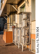 Пакетная установка внешних блоков кондиционеров (2014 год). Редакционное фото, фотограф Владимир Устенко / Фотобанк Лори