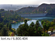Искусственный водоем в районе Beverly Hills, Лос-Анджелес, Калифорния, США (2014 год). Стоковое фото, фотограф Андрей Кочкин / Фотобанк Лори