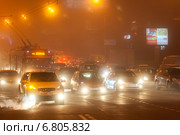 Автомобильный транспорт в тумане (2014 год). Редакционное фото, фотограф Алексей Букреев / Фотобанк Лори
