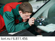 Windscreen repair. Стоковое фото, фотограф Дмитрий Калиновский / Фотобанк Лори