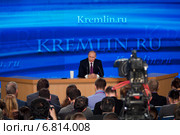 Президент России Владимир Путин на десятой большой ежегодной пресс-конференции в Центре международной торговли на Красной Пресне в центре города Москвы, Россия (2014 год). Редакционное фото, фотограф Николай Винокуров / Фотобанк Лори