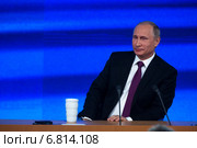 Президент России Владимир Путин на десятой большой ежегодной пресс-конференции в Центре международной торговли на Красной Пресне в центре города Москвы, Россия (2014 год). Редакционное фото, фотограф Николай Винокуров / Фотобанк Лори