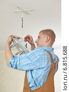 Electrician at wiring work. Стоковое фото, фотограф Дмитрий Калиновский / Фотобанк Лори