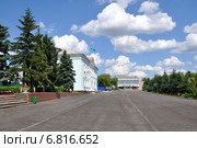 Акимат и гостиница в селе Саумалколь (Володаровка). Республика Казахстан (2014 год). Редакционное фото, фотограф Александр Тараканов / Фотобанк Лори