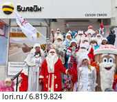Люди в Новогодних костюмах фотографируются на крыльце салона сотовой связи Билайн (2014 год). Редакционное фото, фотограф Виктория Катьянова / Фотобанк Лори