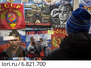 Мужчина выбирает футболку с патриотическим рисунком магазине в подземном переходе в центре города Москвы, Россия. Редакционное фото, фотограф Николай Винокуров / Фотобанк Лори