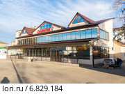 Торговый комплекс "Олимпик" в поселке городского типа Ноглики (2013 год). Редакционное фото, фотограф Алексей Шматков / Фотобанк Лори