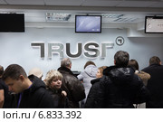 Многчисленные вкладчики банка " Траст" в отделении банка (2014 год). Редакционное фото, фотограф Victoria Demidova / Фотобанк Лори
