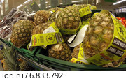 Ананасы в овощном отделе магазина Metro Cash & Carry, Уфа (2013 год). Редакционное видео, видеограф Mikhail Erguine / Фотобанк Лори