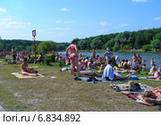Люди отдыхают и загорают на Терлецких прудах в Москве (2012 год). Редакционное фото, фотограф lana1501 / Фотобанк Лори