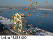 Воздушные шары на фоне Московских ворот в зимний солнечный день. Иркутск (2014 год). Стоковое фото, фотограф Юлия Батурина / Фотобанк Лори