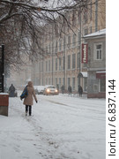 Заснеженная городская улица (2014 год). Редакционное фото, фотограф Родион Власов / Фотобанк Лори