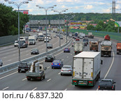 Плотное движени на МКАД в районе Гольяново (2012 год). Редакционное фото, фотограф lana1501 / Фотобанк Лори