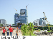 Строящийся комплекс зданий "Московия-Сити" и здание Правительства Московской области в Мякинино (2014 год). Редакционное фото, фотограф Алёшина Оксана / Фотобанк Лори