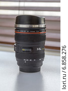 Подарочная термокружка в форме объектива EF 24-105mm f/4 L IS USM с крышкой-поилкой (2015 год). Редакционное фото, фотограф Владимир Сергеев / Фотобанк Лори