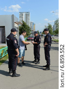 Проверка документов на улице города (2013 год). Редакционное фото, фотограф Free Wind / Фотобанк Лори