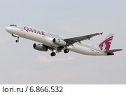 Airbus A320 (бортовой A7-ADY) авиакомпании Qatar Airways вылетает из Домодедова (2013 год). Редакционное фото, фотограф Alexei Tavix / Фотобанк Лори