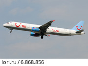 Airbus A321 (бортовой EI-ETK) авиакомпании Metrojet вылетает из Домодедово (2013 год). Редакционное фото, фотограф Alexei Tavix / Фотобанк Лори