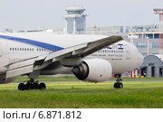 Boeing 777 (бортовой 4X-ECD) авиакомпании EL AL на рулении в Домодедове (2013 год). Редакционное фото, фотограф Alexei Tavix / Фотобанк Лори
