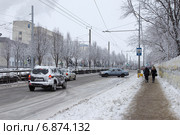 Автомобиль занесло на дороге в городе Краснодаре (2015 год). Редакционное фото, фотограф Юлия Ухина / Фотобанк Лори