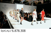 Презентация последних новинок ведущих дизайнеров-модельеров. Mercedes Benz Kiev Fashion Days (MBKFD) - Весна/Лето 2015 (30.10-02.11.2014) Редакционное видео, видеограф FMRU / Фотобанк Лори