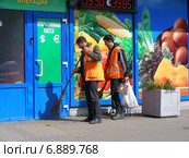 Дворники за работой. Щелковское шоссе. Москва (2012 год). Редакционное фото, фотограф lana1501 / Фотобанк Лори