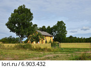 Сельский пейзаж. Уютная и комфортабельная желтый дом. Стоковое фото, фотограф Валерия Попова / Фотобанк Лори