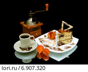 Печенье и кофе на черном фоне с зеркальным отражением. Стоковое фото, фотограф Ласточкин Евгений / Фотобанк Лори