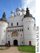 Ростов Великий. Ростовский кремль, надвратная церковь Воскресения (2014 год). Редакционное фото, фотограф Яна Королёва / Фотобанк Лори