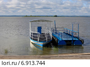 Лодка у пристани на озере Неро, Ростов Великий (2014 год). Редакционное фото, фотограф Яна Королёва / Фотобанк Лори