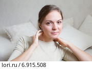 Молодая женщина, разминающая шею. Стоковое фото, фотограф Архипова Мария / Фотобанк Лори
