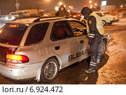 Сотрудник ДПС общается с водителем праворульной Subaru во время ночного рейда (2013 год). Редакционное фото, фотограф Сайганов Александр / Фотобанк Лори