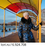 Портрет счастливой девушки зимой под навесом. Стоковое фото, фотограф Игорь Низов / Фотобанк Лори