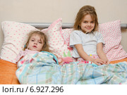 Две заболевшие девочки мерят температуру. Стоковое фото, фотограф Иванов Алексей / Фотобанк Лори