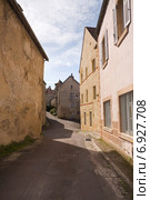 Пустынная улочка Rue Saint-Dominigue в красивейшей деревне Бургундии Flavigny-zur-Ozerain. Франция. (2014 год). Стоковое фото, фотограф Владимир Чинин / Фотобанк Лори