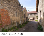 Улица Жандармерии в красивейшей деревне Бургундии Flavigny-zur-Ozerain. Франция. (2014 год). Стоковое фото, фотограф Владимир Чинин / Фотобанк Лори