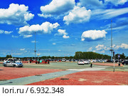 Город Тюмень. Аэропорт "Рощино". Автостоянка (2014 год). Редакционное фото, фотограф Александр Тараканов / Фотобанк Лори