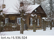 Фрагмент одного из старинных егерских жилых  домов  царской охоты XIX века. Гатчина, Мариенбург (2015 год). Стоковое фото, фотограф Виктор Карасев / Фотобанк Лори
